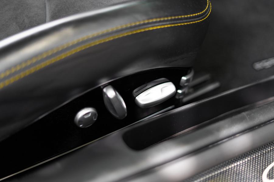 Детали интерьера Porsche 911 GT2 (997) 2008 года  (NA) (фото 112 из 197)